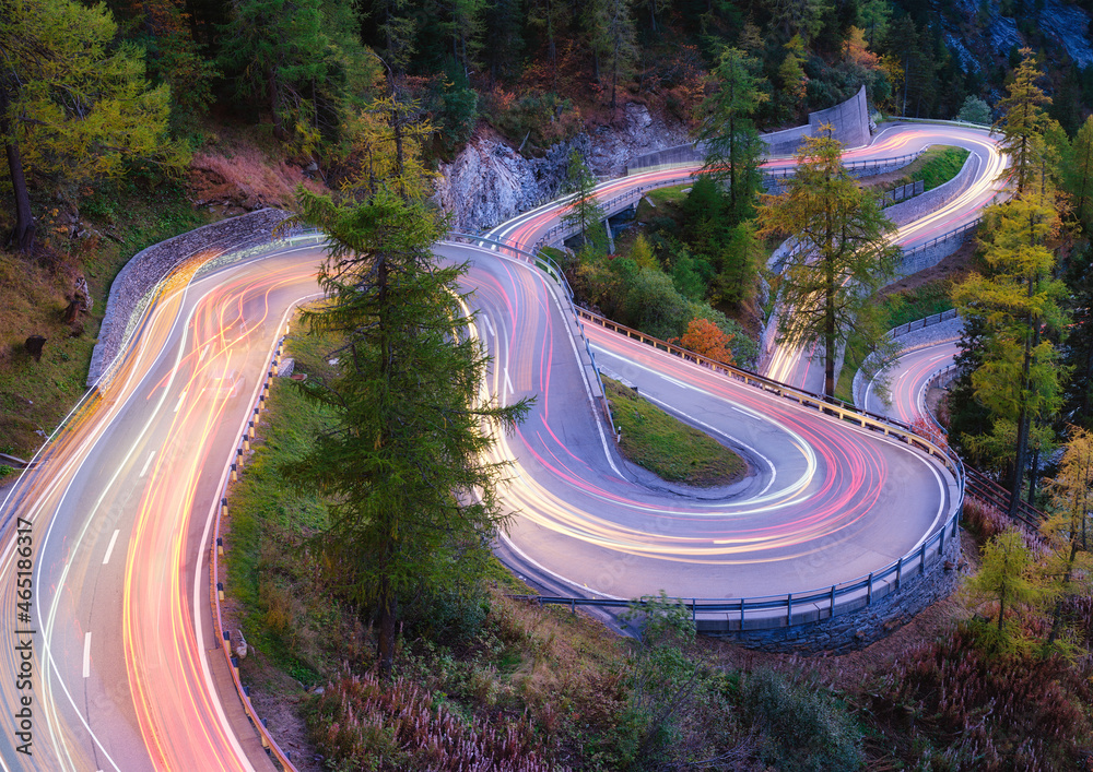 瑞士马洛加的山口。森林中有许多弯道的道路。一片模糊的汽车里