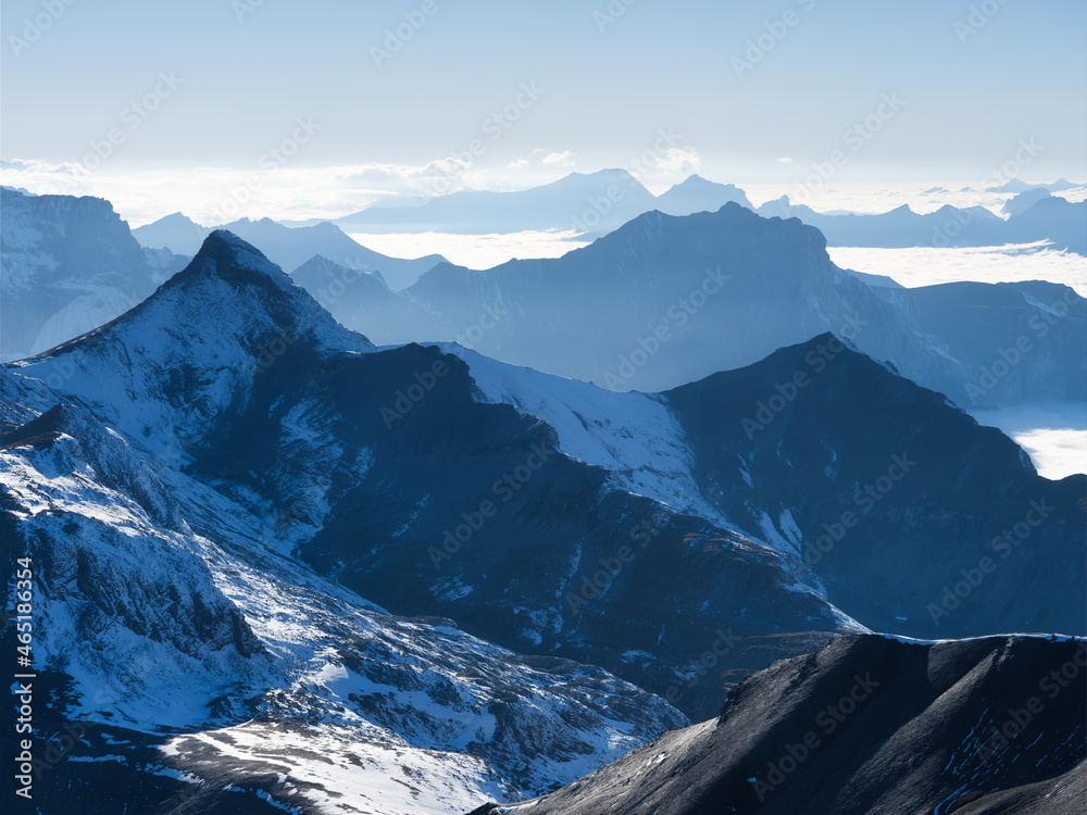 山谷中的山脉和云朵。山脉中的自然景观。山脉穿过