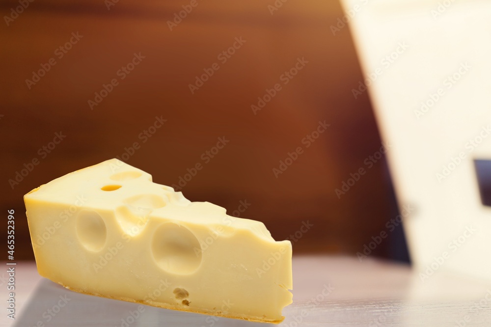 Emmental奶酪三角，桌上的瑞士奶酪