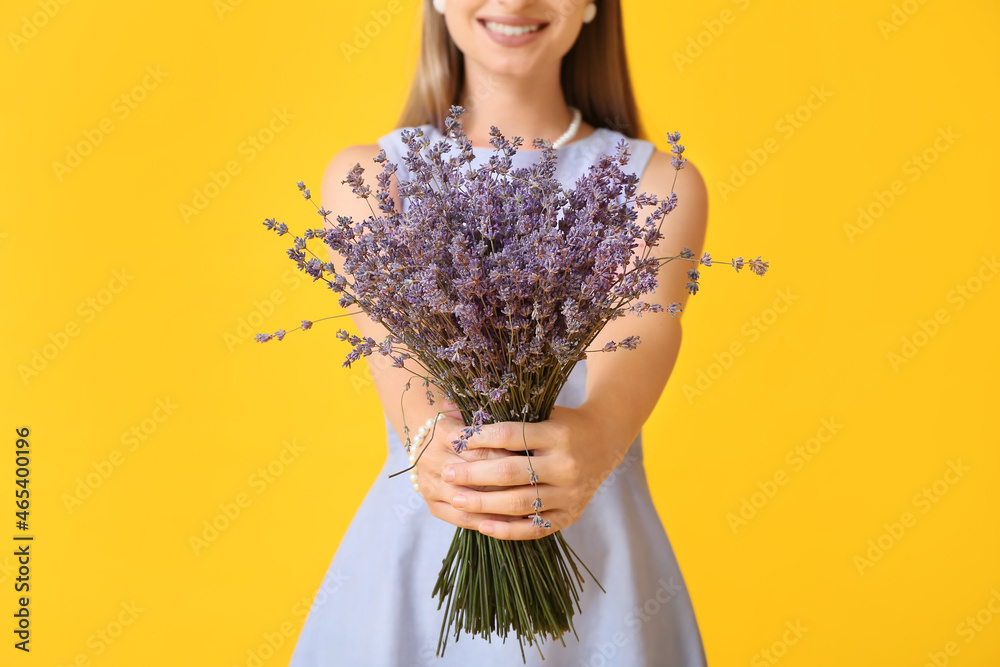 美丽的年轻女子，背景是一束薰衣草