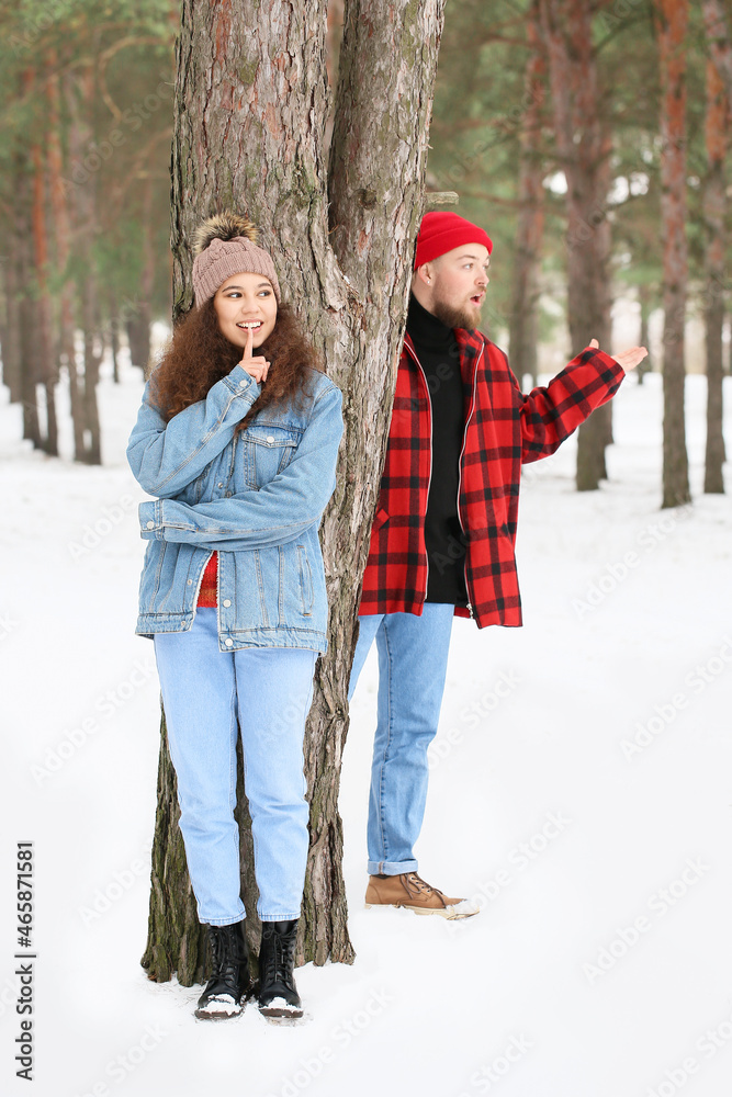 快乐的年轻夫妇在冬日的森林里玩得很开心