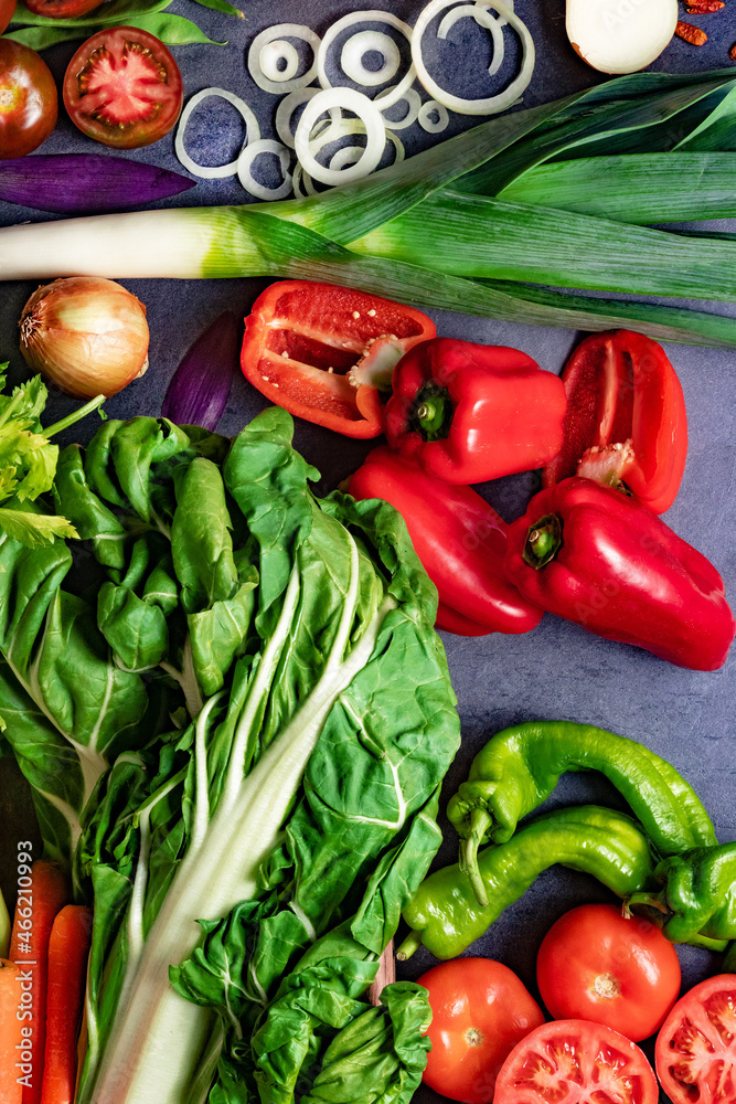 Fondo de alimentos vegetarianos. Alimentos saludables. Colección de verduras y frutas sobre fondo ne