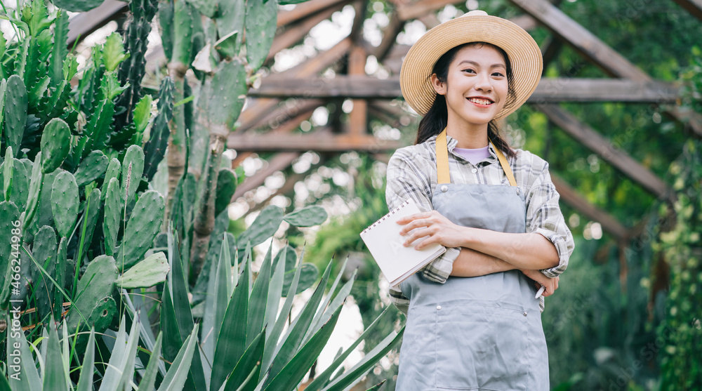 年轻的亚洲女人打理花园