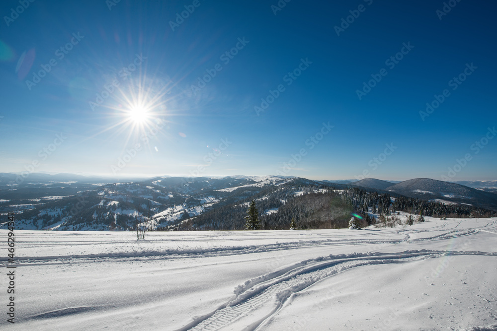 寒冷冬日的雪地里的ATV和滑雪道