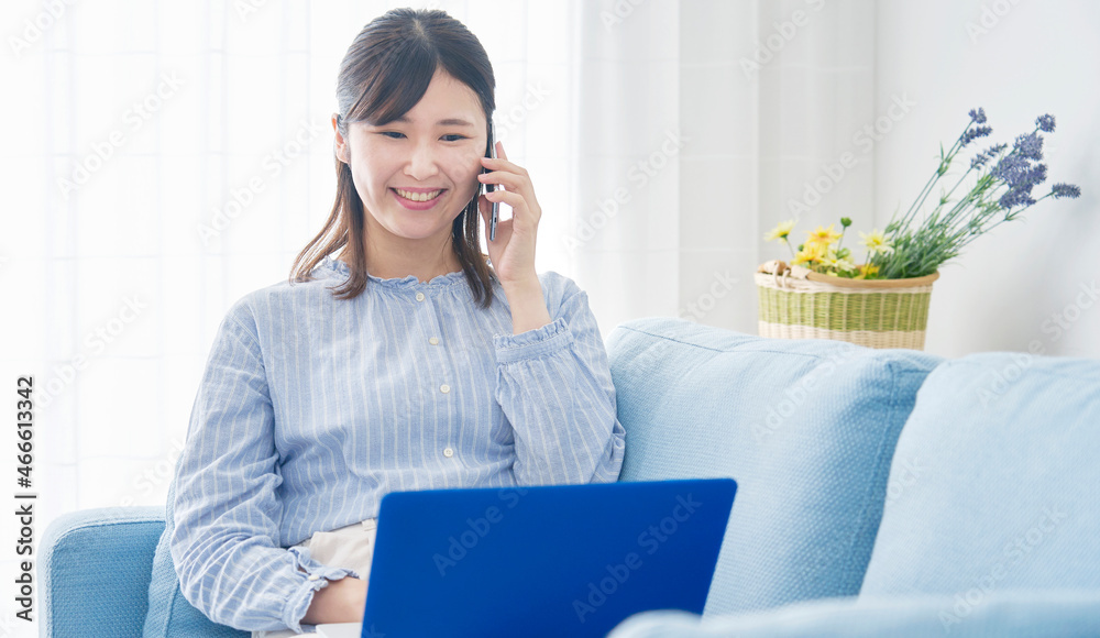 女性　パソコン　スマホ　笑顔