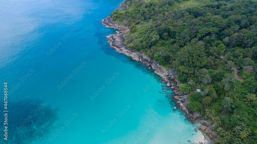 海浪与绿松石海水碰撞岩石的惊人鸟瞰图菲律宾美丽的海景