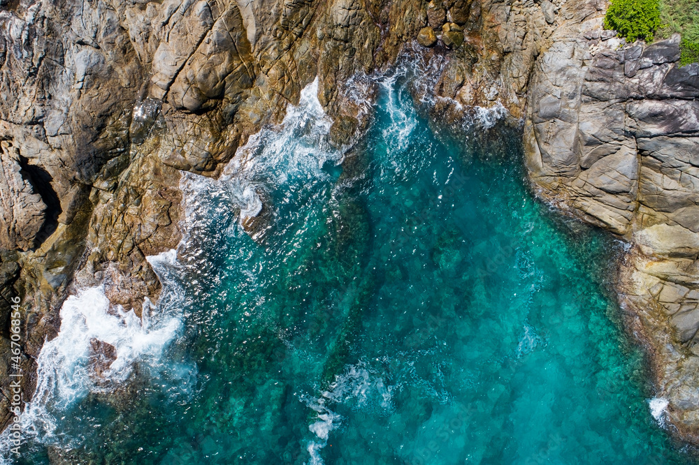 海浪冲击岩石与碧绿海水的惊人鸟瞰图菲律宾美丽的海景