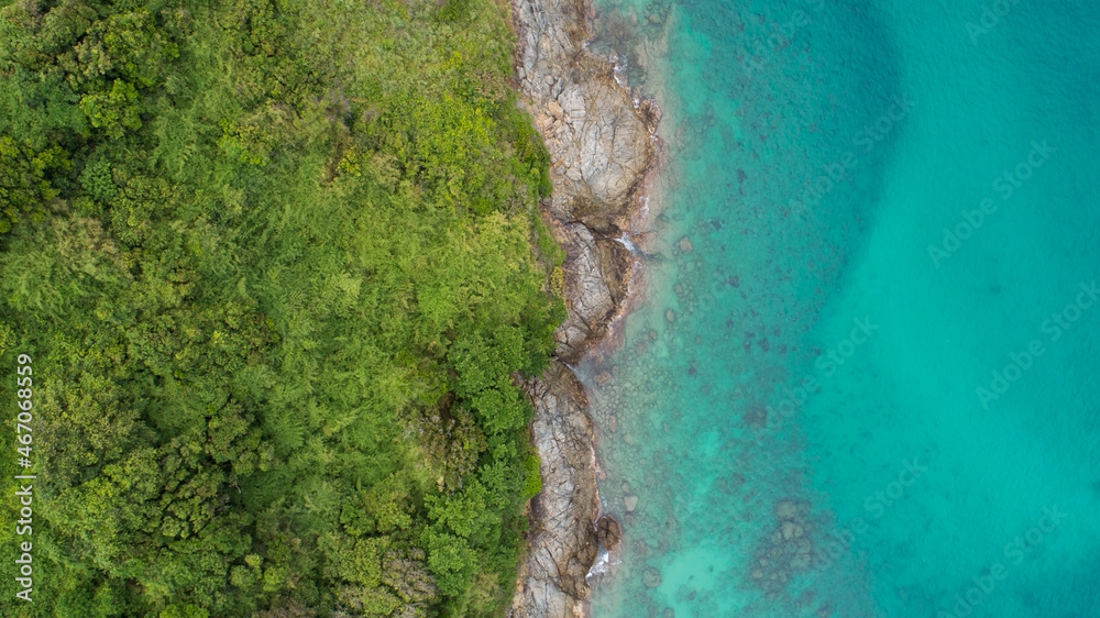 海浪与绿松石海水碰撞岩石的惊人鸟瞰图菲律宾美丽的海景