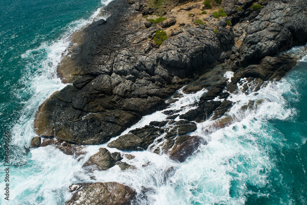 海浪撞击的鸟瞰图海滨岩石上白色泡沫的海浪俯视洛基海岸