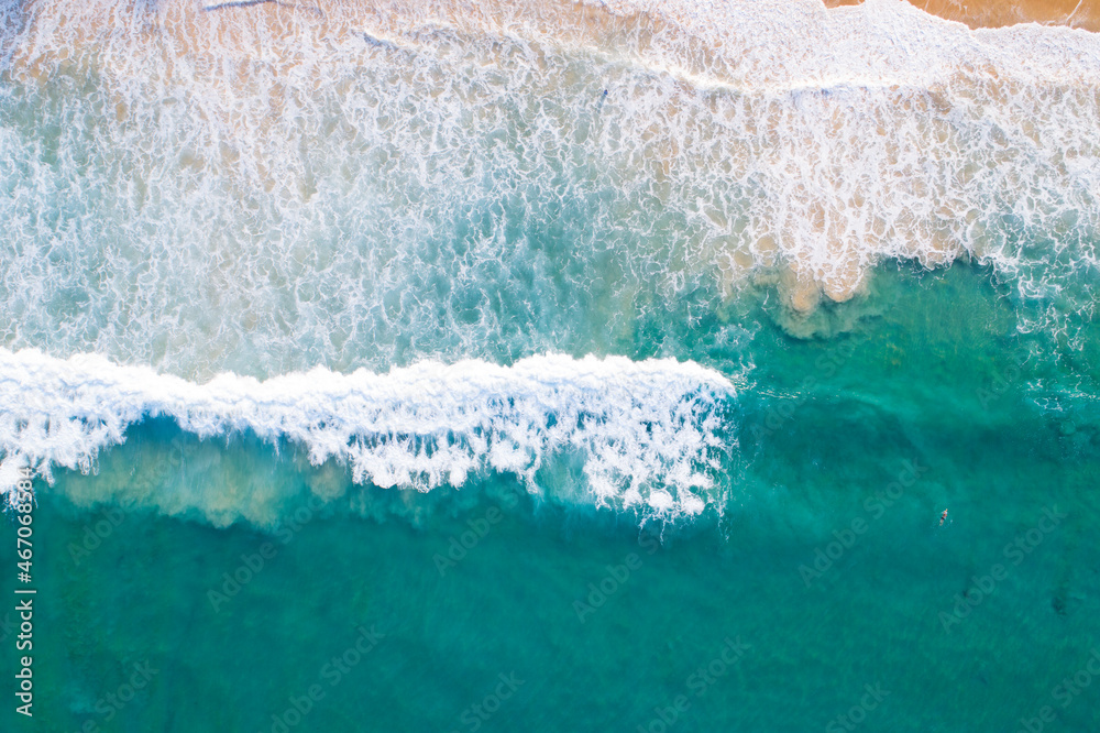 鸟瞰沙滩和海浪Aeria拍摄的夏季早晨美丽的热带海洋