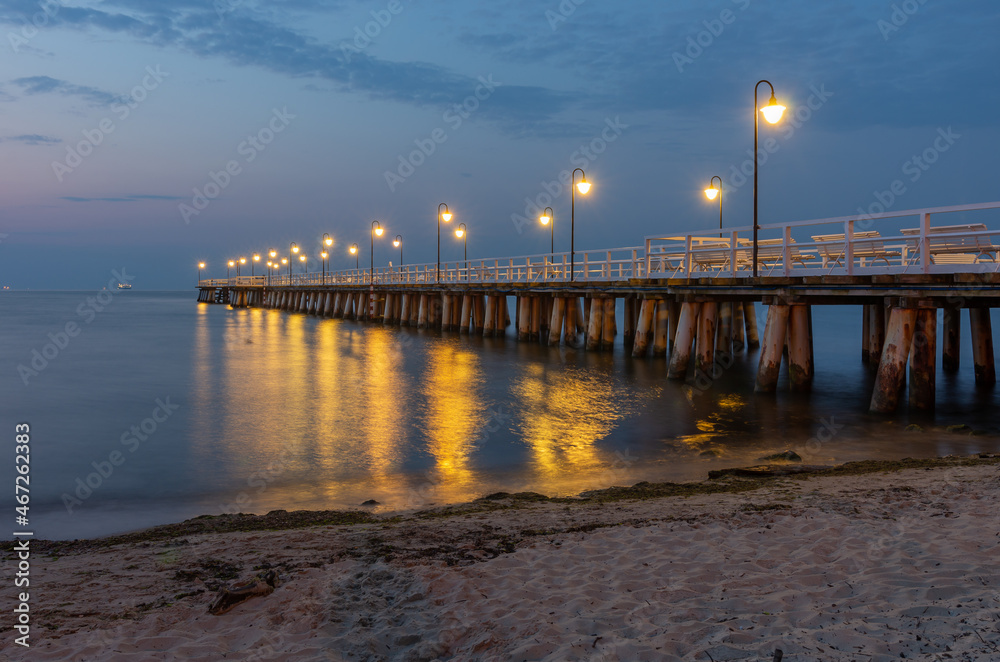 波罗的海海岸，波兰Gdynia Orlowa海滨度假区码头夜景。