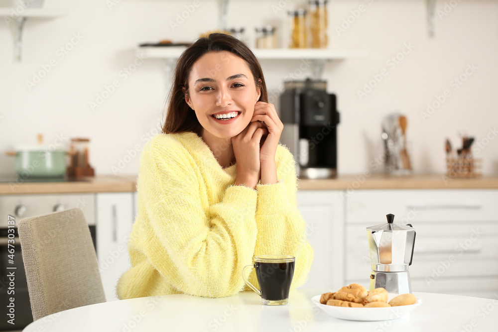 美女在家喝咖啡的早晨