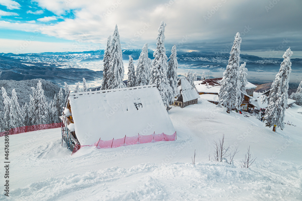 罗马尼亚波亚纳·布拉索夫，白雪覆盖的木屋和滑雪场