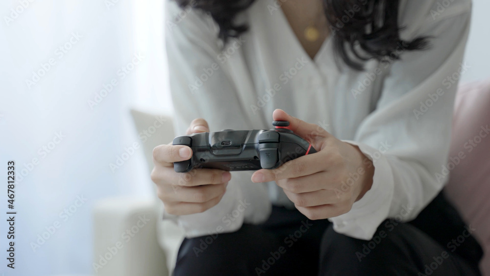 テレビゲームで遊ぶ女性