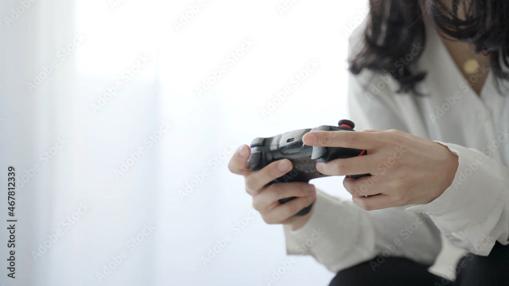 テレビゲームで遊ぶ女性