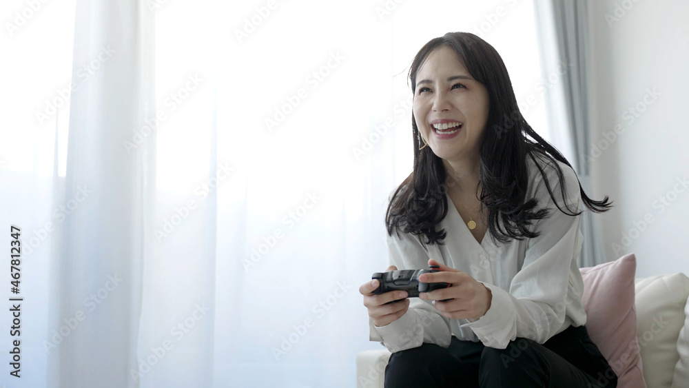 テレビゲームで遊ぶ女性