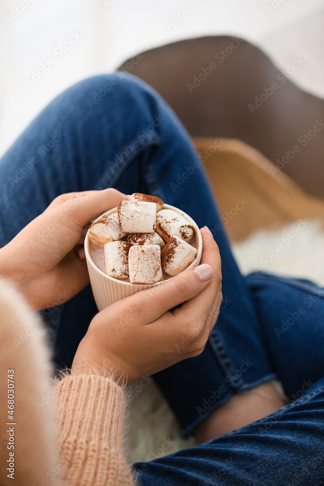 女人拿着一杯美味的可可和棉花糖，特写镜头