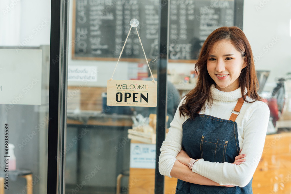 咖啡店创业成功小企业主的画像。还有一位女咖啡师咖啡馆老板