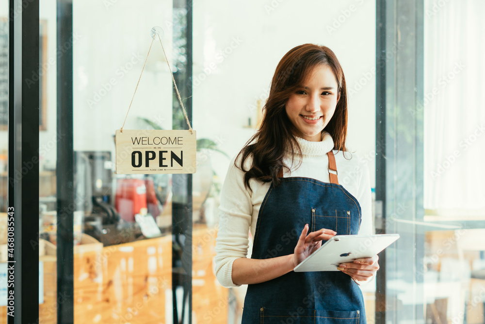 咖啡店创业成功的小企业主的肖像。和一些女咖啡师咖啡店老板