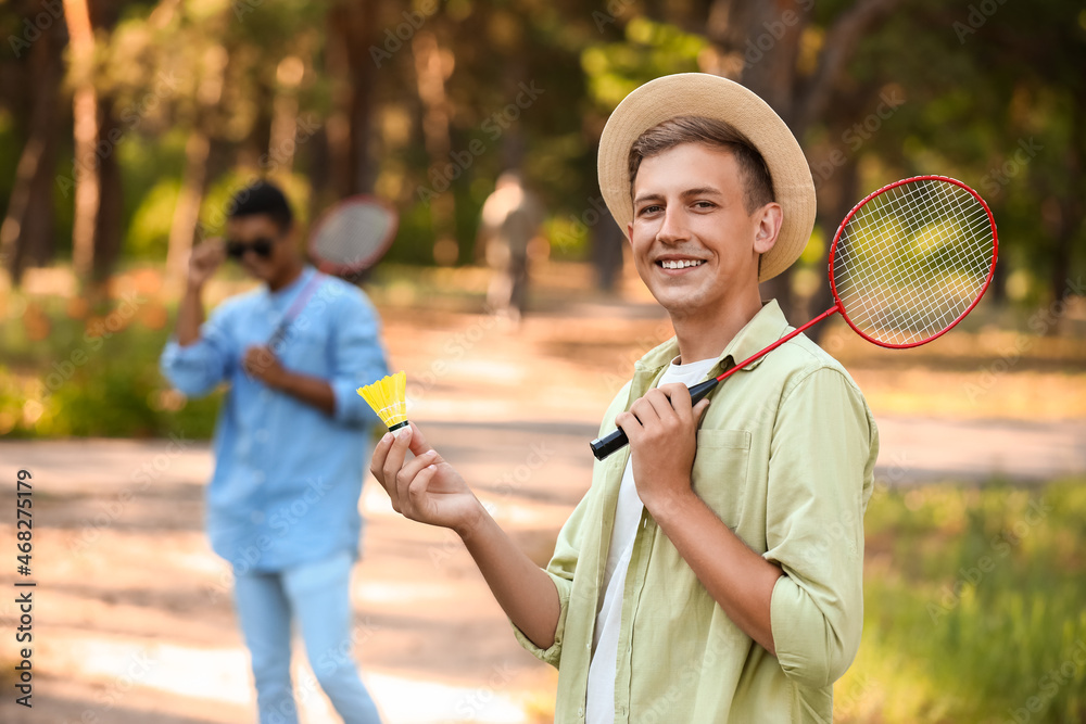 年轻男子户外打羽毛球