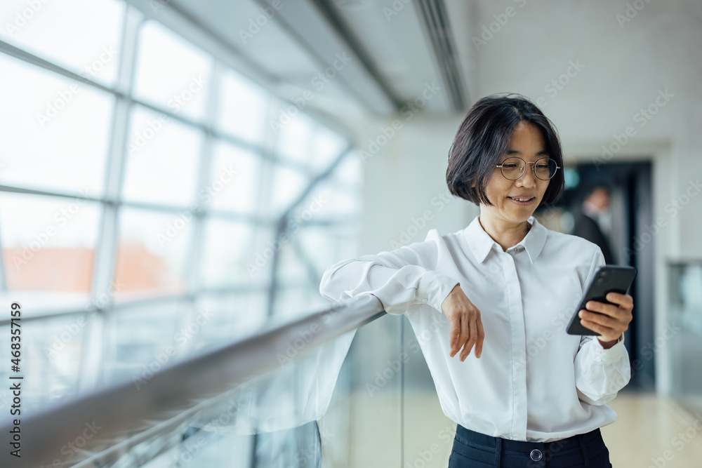 可爱的亚洲人，成年女性，正在参加商务会议