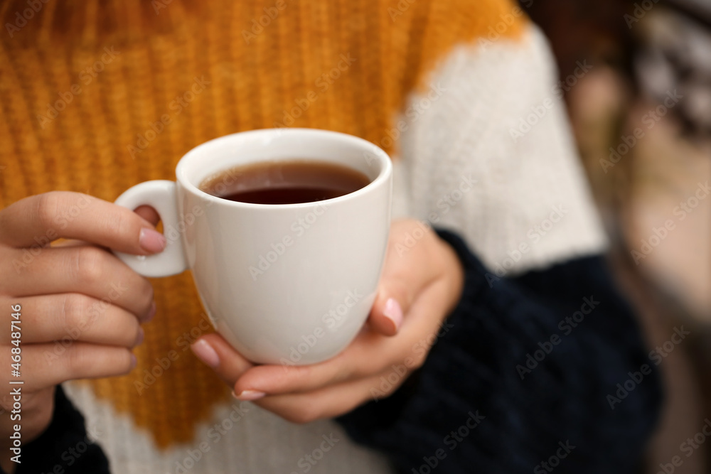 女人在咖啡馆喝茶