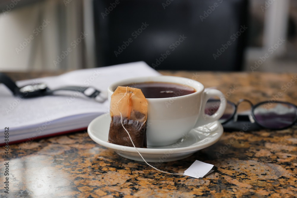 咖啡馆桌子上的一杯热饮料和茶包