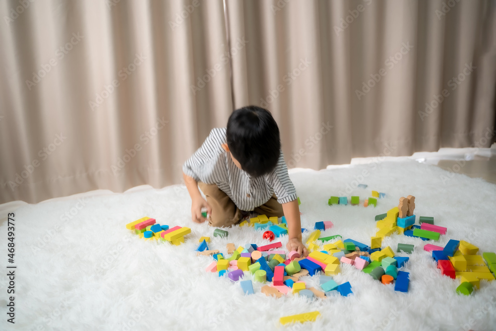 小学男孩和女孩在地板上玩教育玩具，家里或日托中心的学步儿童，