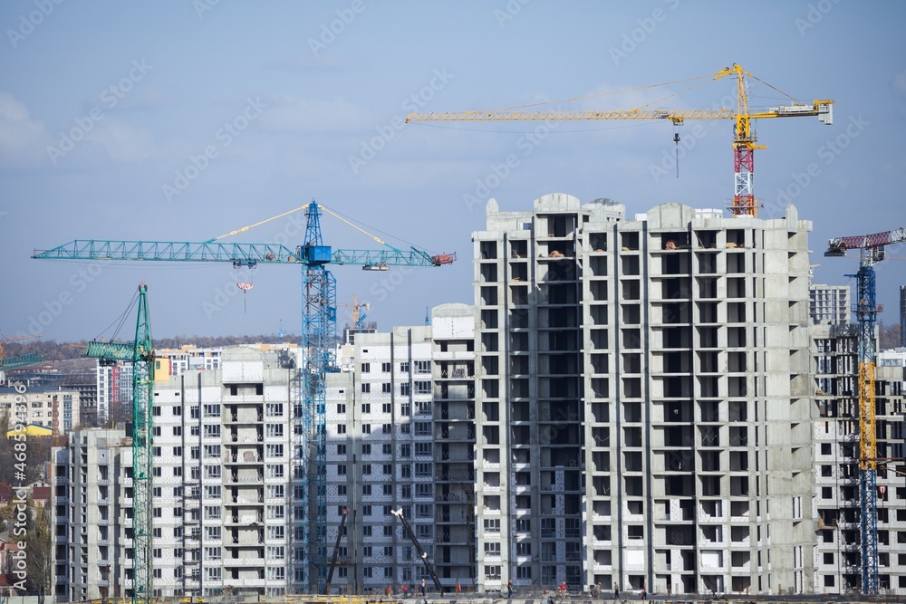 天空背景下的住宅建筑群