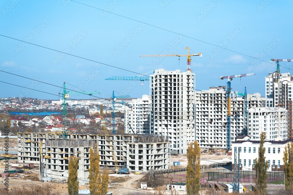 天空背景下的住宅建筑群