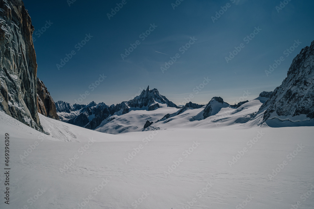 法国夏蒙尼勃朗峰（Mont Blanc Massif）和著名山峰丹特杜甘特（Dent du Geant）的冰川景观。高山山脉