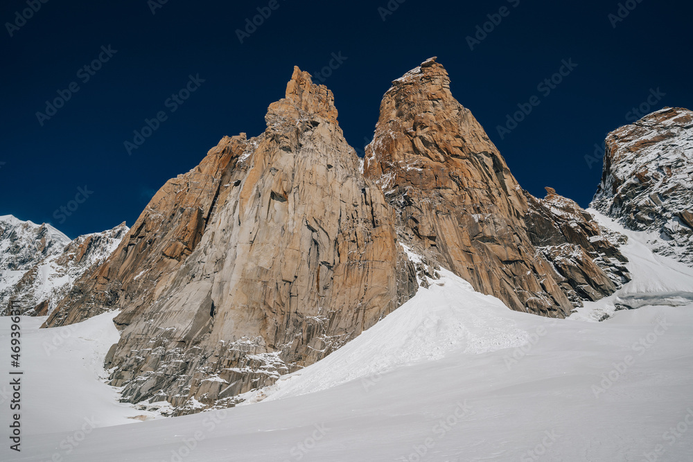 法国夏蒙尼，勃朗峰马西夫的阿尔卑斯山景观。阿尔卑斯山峰，Aiguille du Midi和