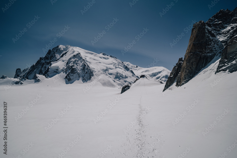 从Aiguille Midi欣赏著名的塔库尔勃朗峰。冰川、大塞拉克山脉和白雪皑皑的高山m