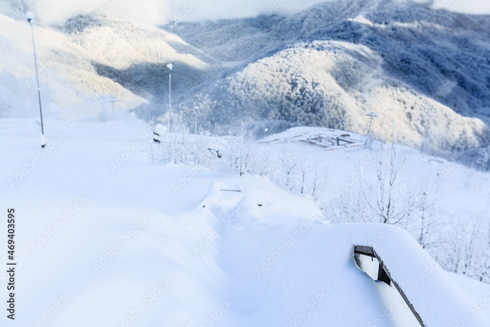 高加索地区冬季积雪覆盖的山峰。冬季运动的好去处