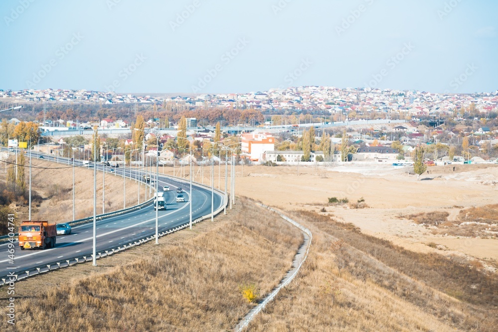 空荡荡的高速公路，有城市景观和天际线道路