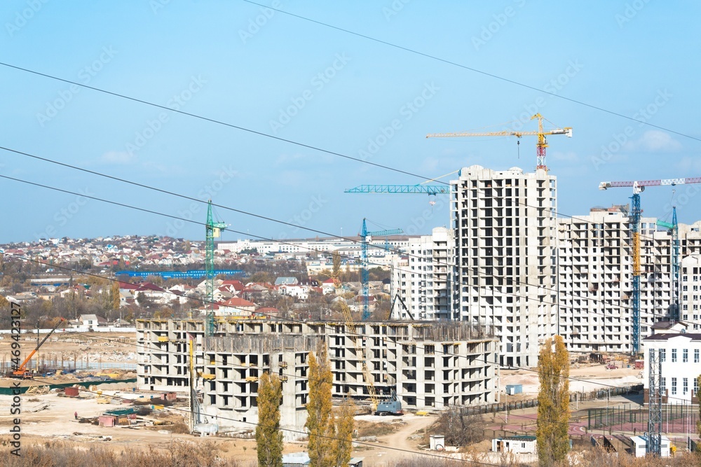 天空背景下的住宅建筑群