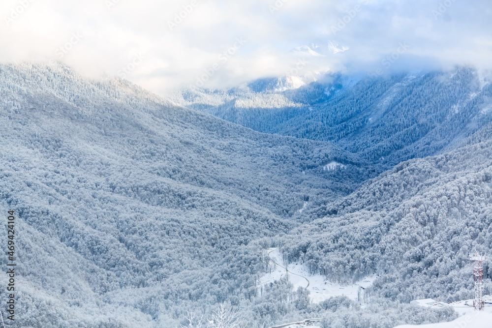 高加索地区冬季积雪覆盖的山峰。冬季运动的好地方