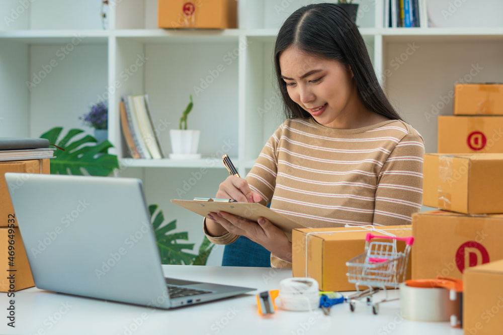 创业小企业企业家中小企业自由职业者，在家庭办公室工作的年轻女性肖像，BOX，