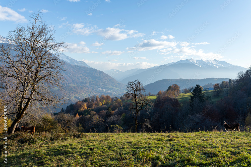 Paysage de montagne dans le Parc Naturel Régional des Bauges en Savoie en France à lautomne