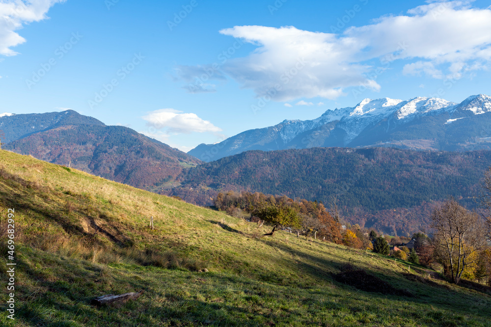 Paysage de montagne dans le Parc Naturel Régional des Bauges en Savoie en France à lautomne