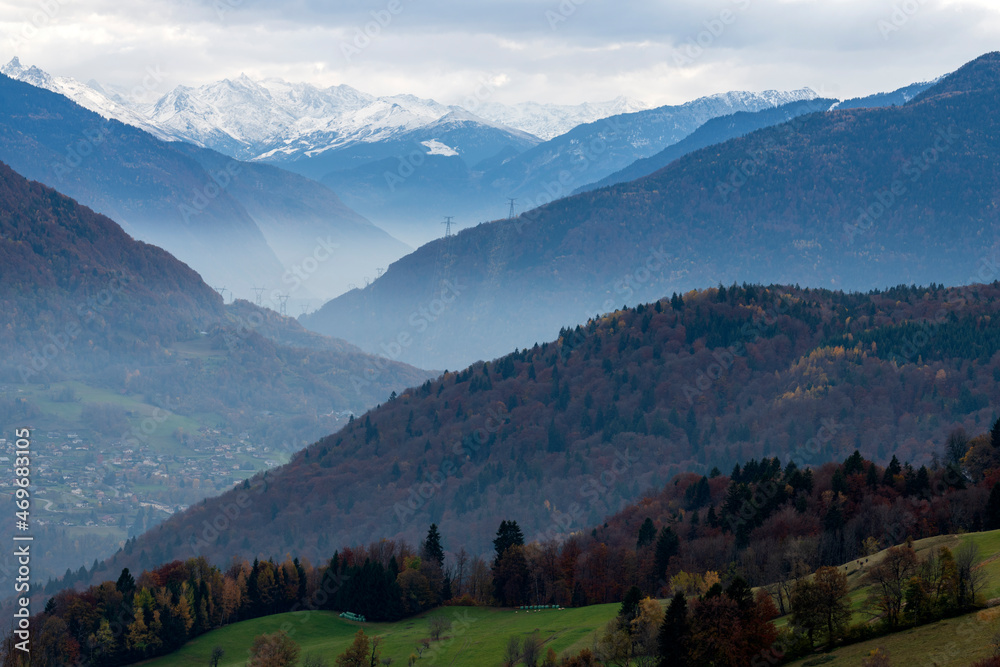 Paysage de montagne dans le Parc Naturel Régional des Bauges en Savoie en France à lautomne