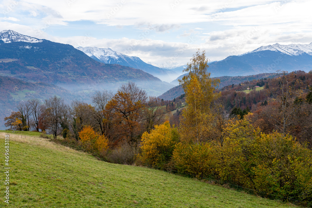 Paysage de montagne dans le Parc Naturel Régional des Bauges en Savoie en France à lautomne