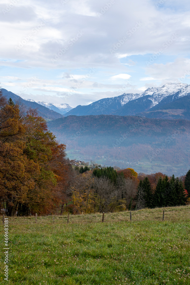 Paysage de montagne dans le Parc Naturel Régional des Bauges en Savoie en France à lautomne