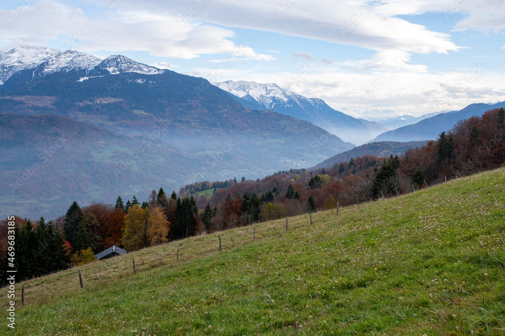 Paysage de montagne dans le Parc Naturel Régional des Bauges en Savoie en France à lautomne