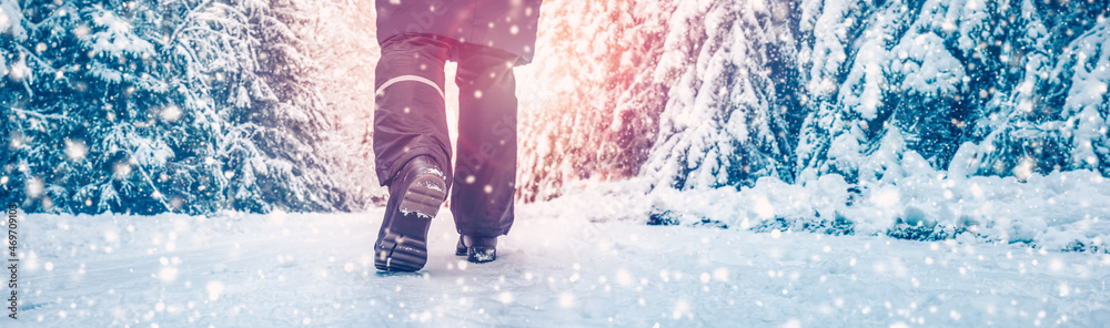 雪中行走在冬季森林中的孤独女人