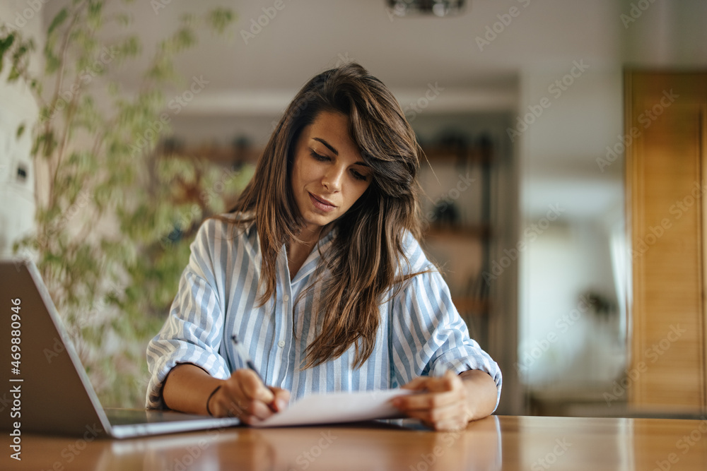 严肃的年轻女人，正在写一份新合同