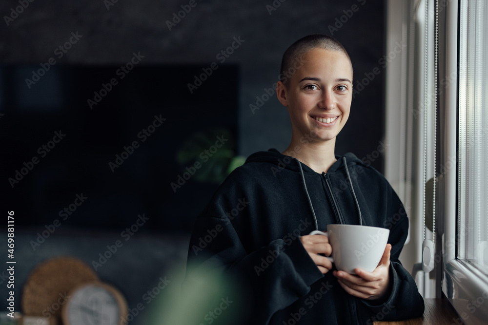 微笑的少女，喝着早茶。