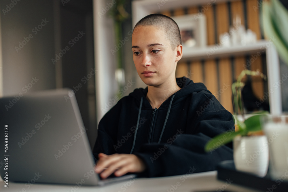 紧张的年轻女孩，检查她的繁忙日程。