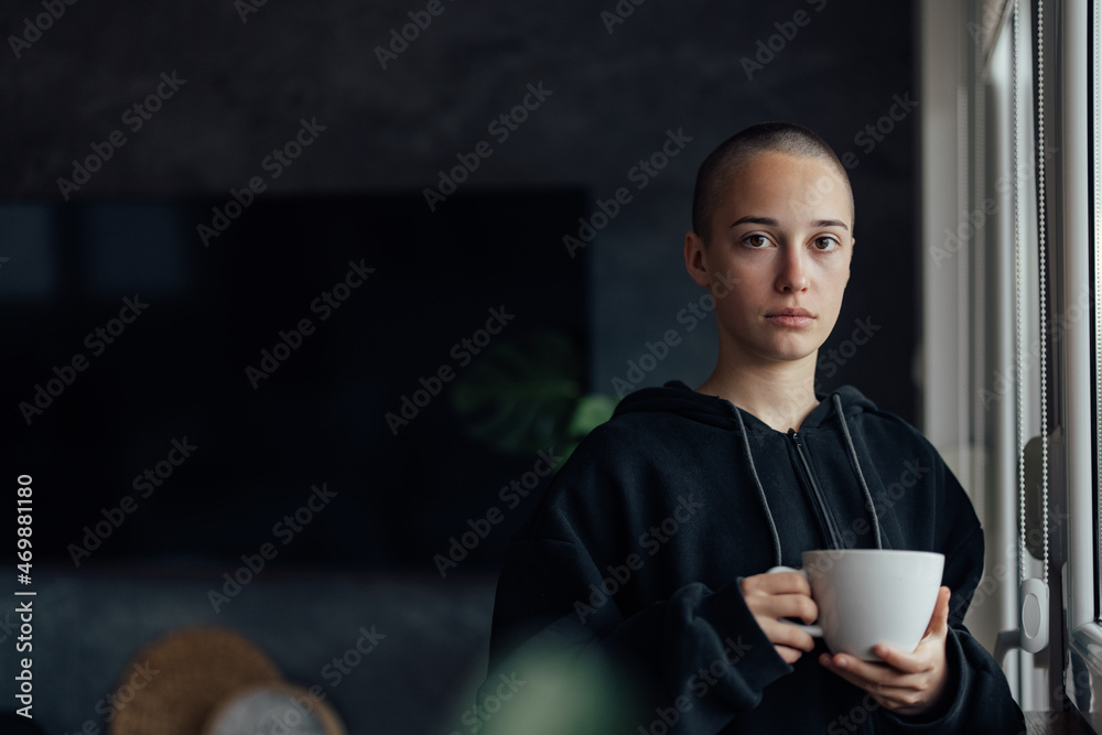 紧张的高加索女孩，担心自己的未来。