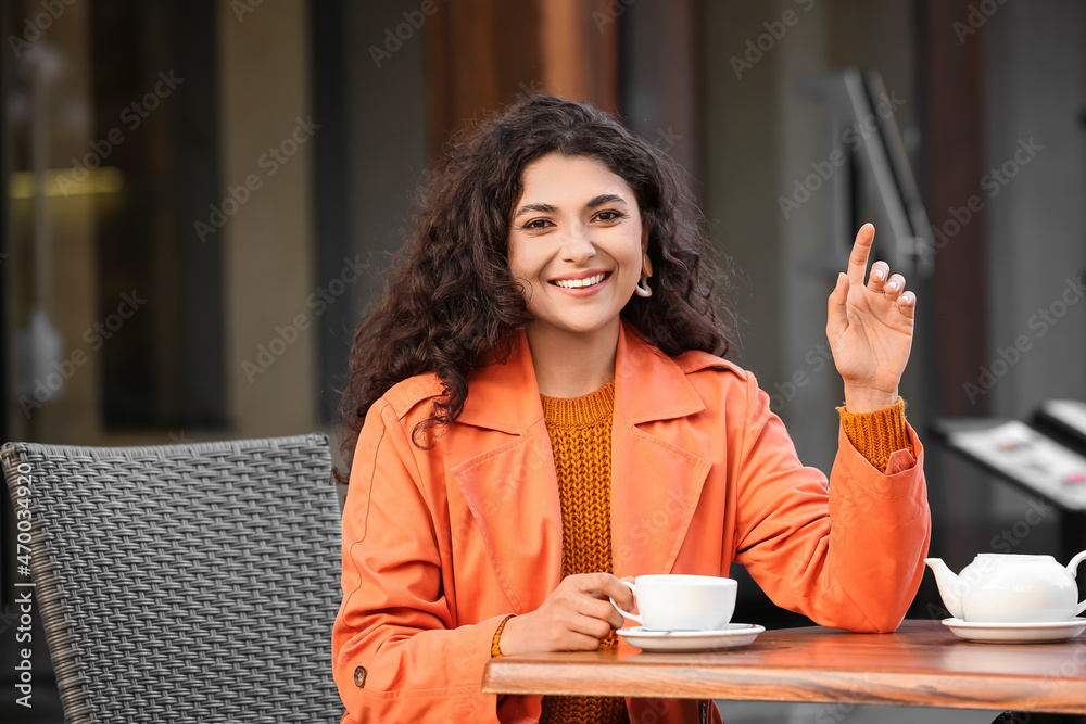 美女在街头咖啡馆喝茶